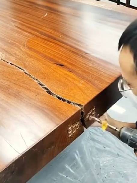 桌子裂了一条缝怎么办
