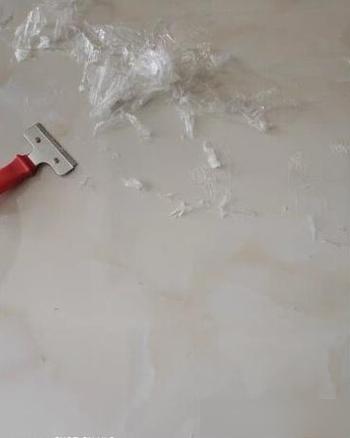瓷砖上面的薄膜撕不下来怎么办