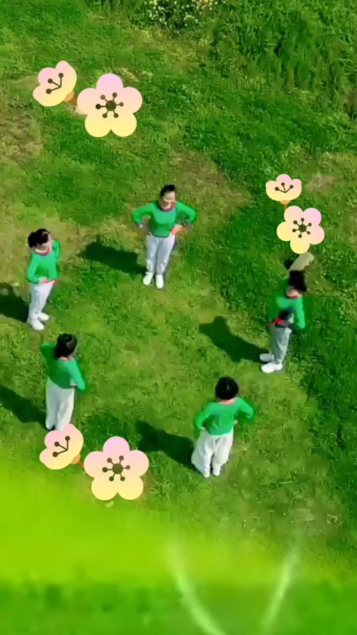 开心迷迷糊糊地跳舞