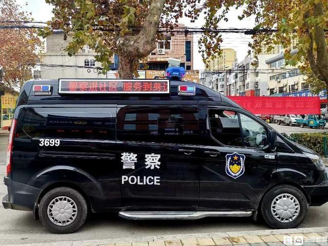 黑色的警车的图片