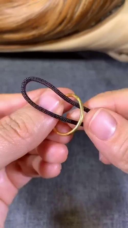 戒指怎么用绳子绑成项链