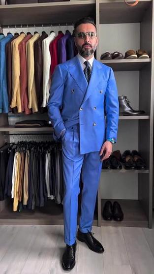 男士浅蓝色西服配什么内搭