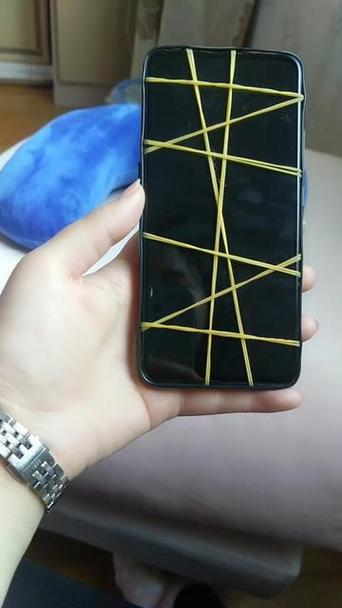 手机换完屏幕绑皮筋