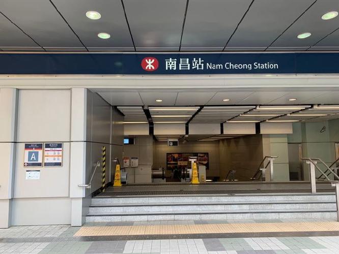 和平地铁礼物中心在哪