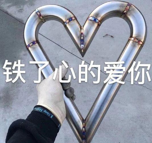 一个女孩制造了一个沙雕,但是后来爱