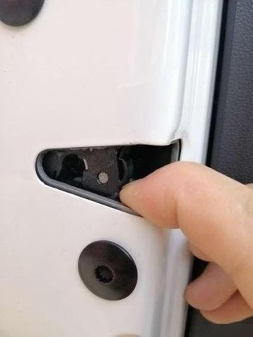 房门关不上卡门框怎么办