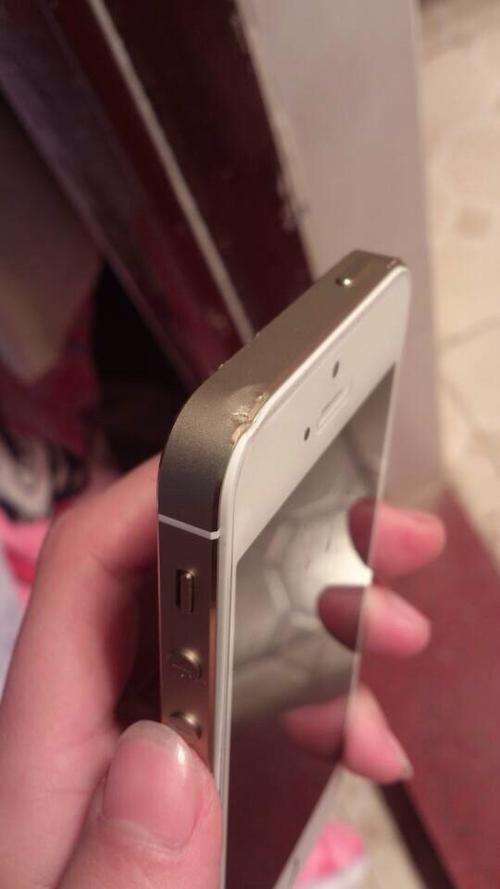 手机摔了一下背面凹进去了