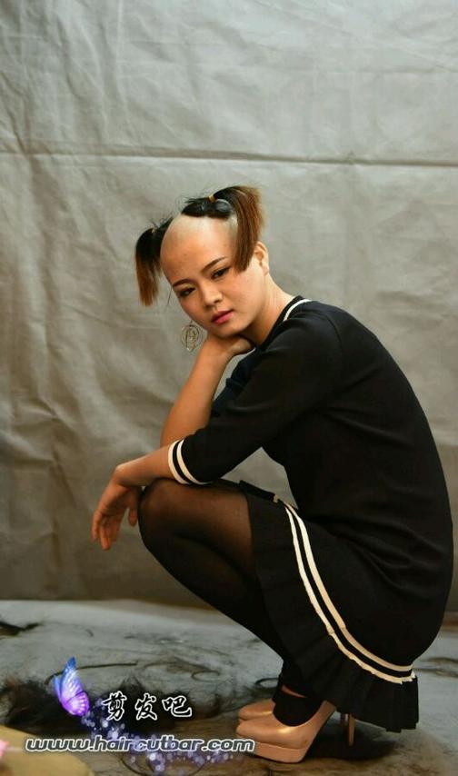 美女睡觉理发店剃光头图标