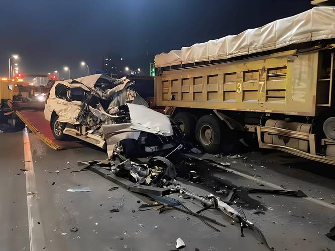 找一下警车跟消防车撞车视频