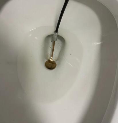硬塑料卡在马桶拐弯处