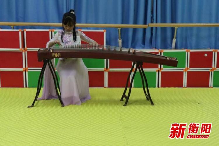 小女孩弹钢琴演奏视频