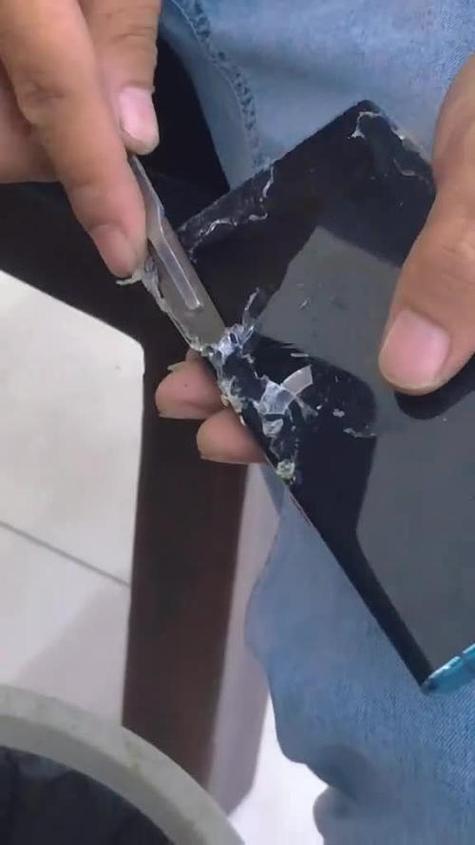 贴手机膜要把出厂膜撕下来吗图标