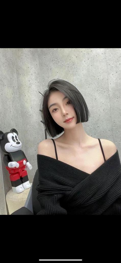 抖音有个很酷的短发女生