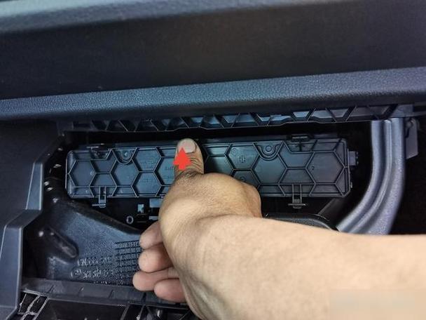 荣威RX5怎么更换空调滤芯和空气滤芯缩略图