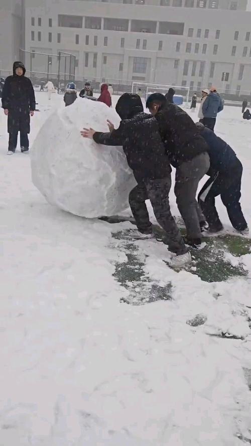 雪场滚个球游戏
