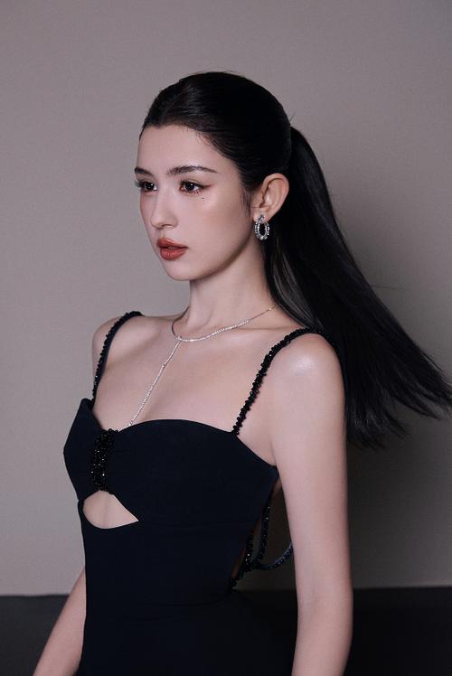 哈妮克孜有多少亿资产