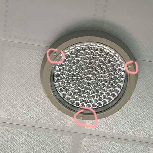 家里的灯罩怎么拆