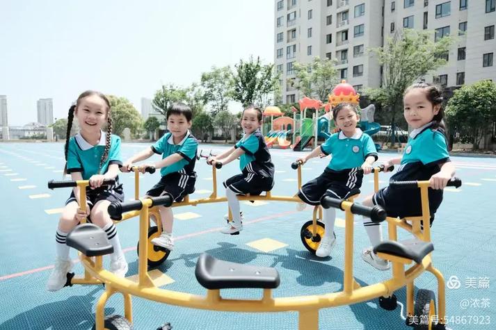 女穿纸尿裤里拉粑粑又拉尿故事
