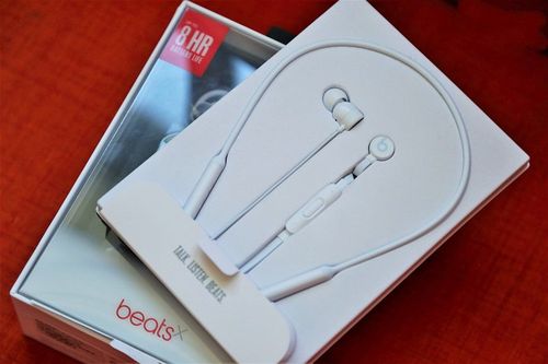 beats蓝牙耳机红白灯交替闪