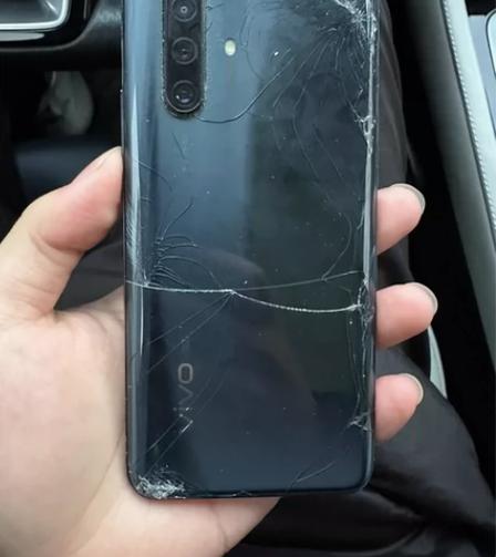 vivox30后壳玻璃碎了缩略图