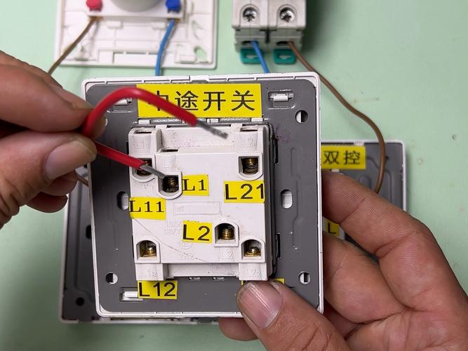 有一个开关再接一个怎么接