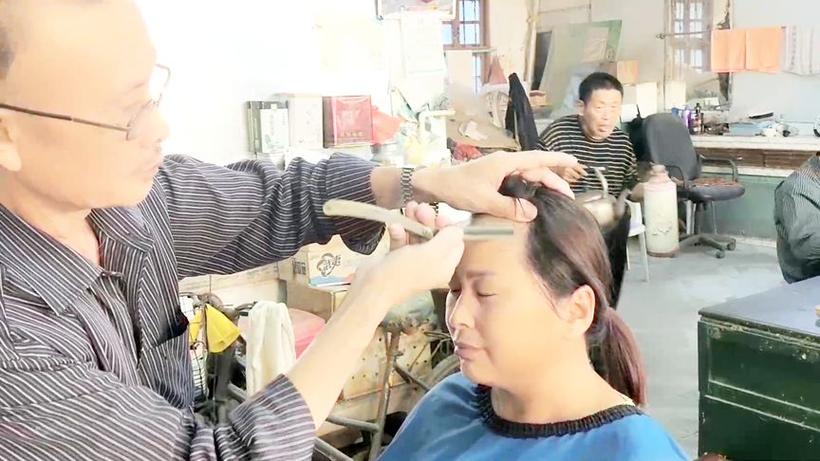 老式理发店女剃头故事图标