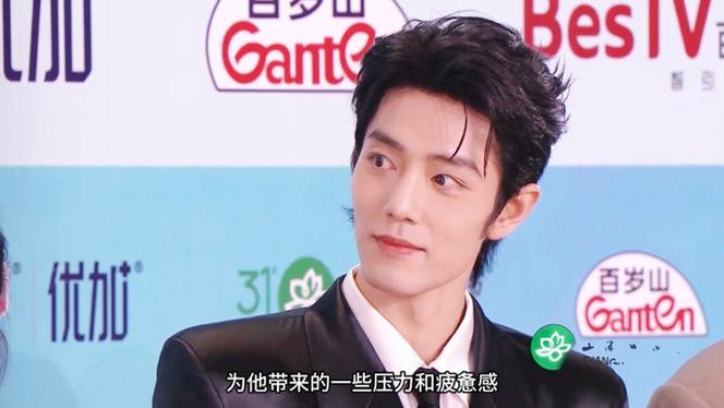肖战听到导演夸眼睛都瞪大了
