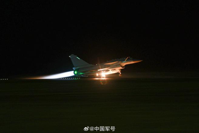 夜晚飞机尾焰图片