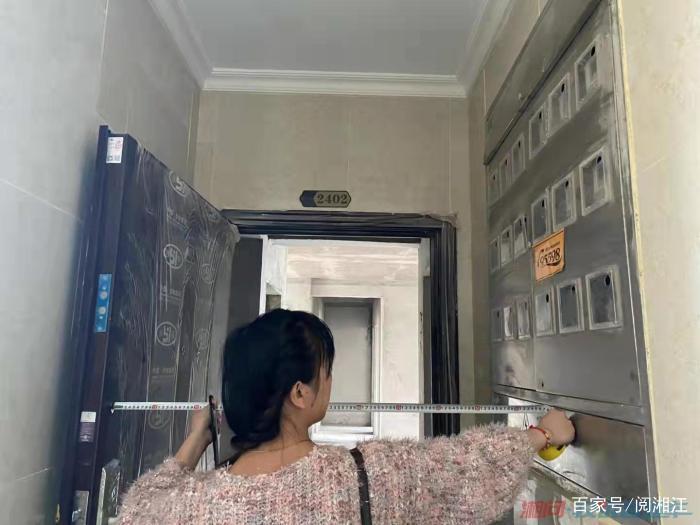 公共电表箱在我家入户门门口