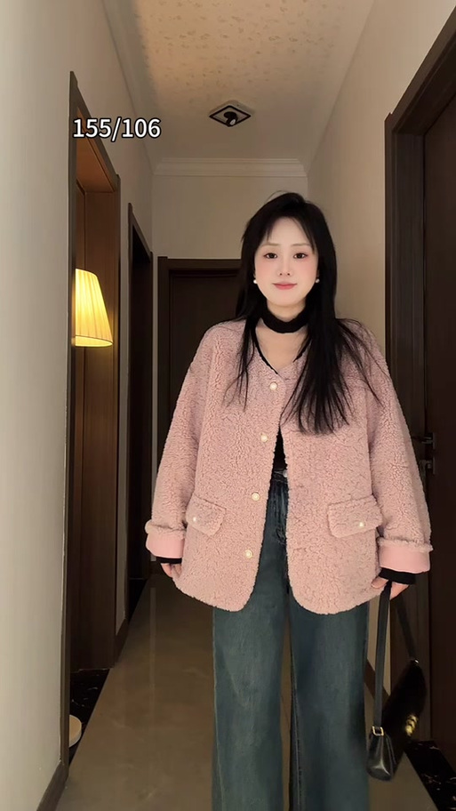 粉色羊毛糕外套怎么搭配