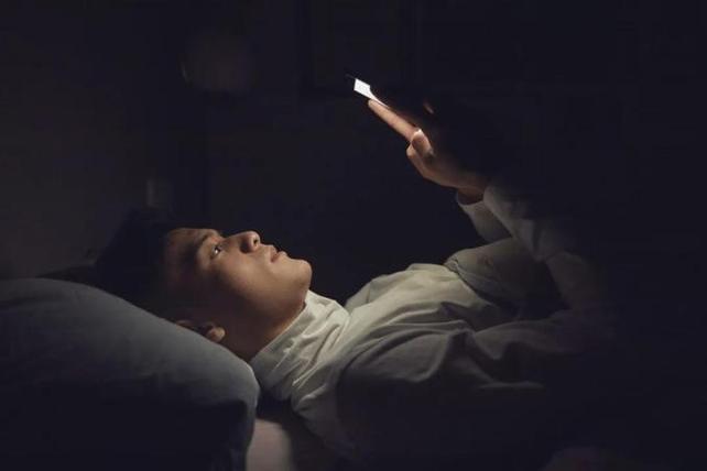 晚上关灯玩手机会瞎吗截图