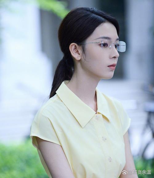 女生故意和你挨得很近截图