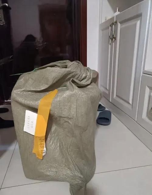 给儿子寄衣服里面偷偷放了钱怎么办截图