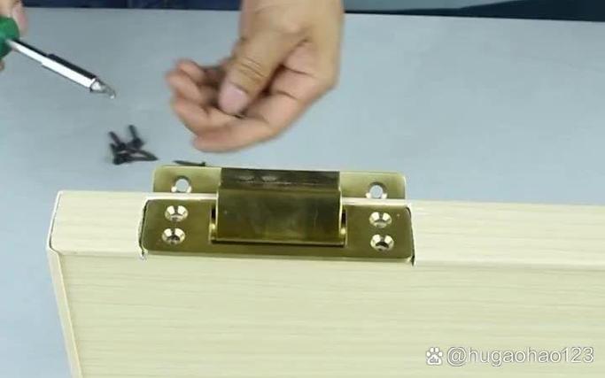 隐形门合页正确安装方法