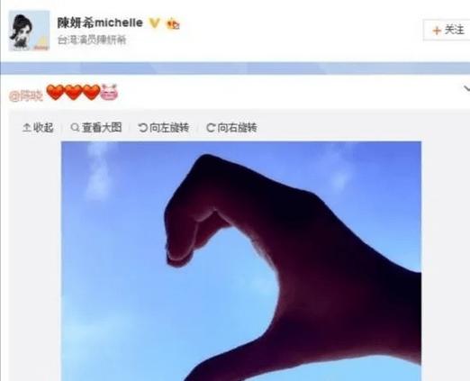 男生比心手势给女生