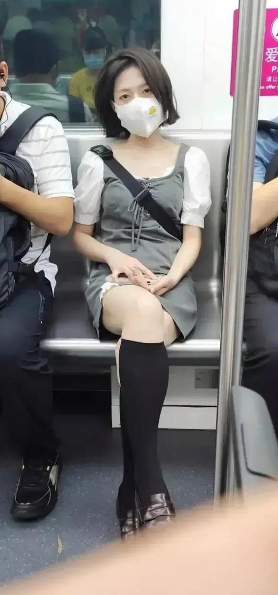 和平精英地铁美女