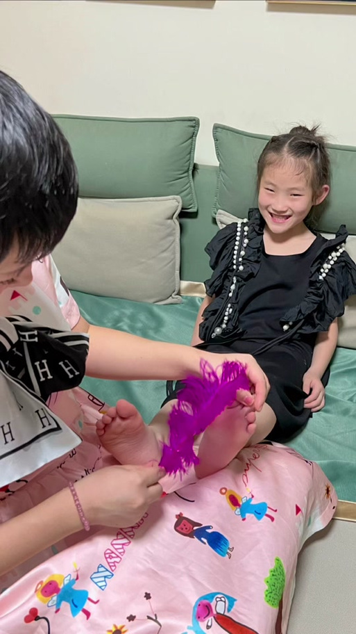 脱袜子挠小孩痒痒
