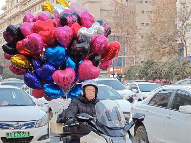 街上卖的气球充什么气
