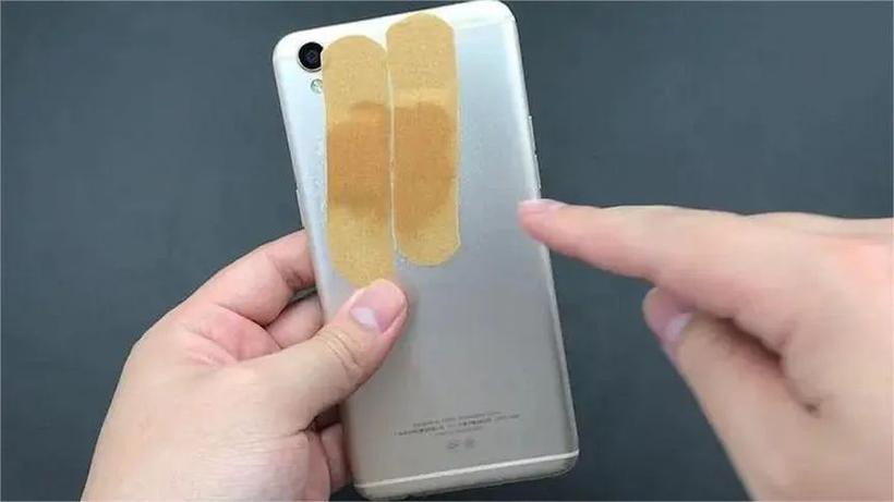 手机后盖粘了东西怎么拿下来截图