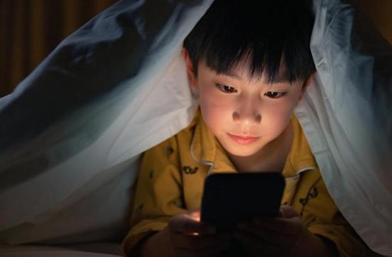 两个月孩子视频聊天看手机