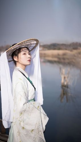 一剑一酒一白衣