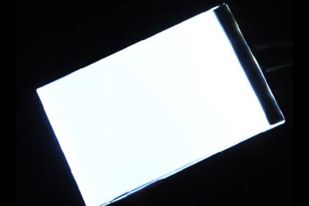ipad屏幕边上有漏白光如何修