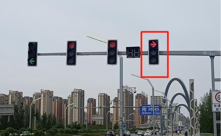 红绿灯一直闪烁黄灯游戏截图