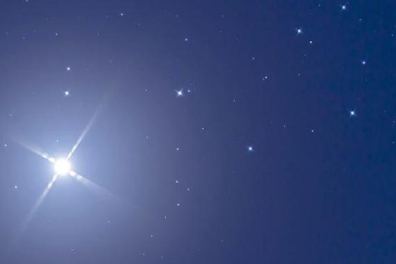 西边那颗最亮的星是什么星