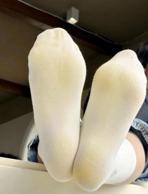 美女恶搞闺蜜白袜子用刷子刷脚心的