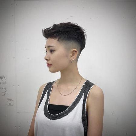 清爽短头发女