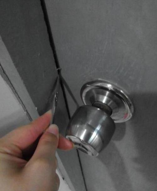 门反锁后外面能打开吗