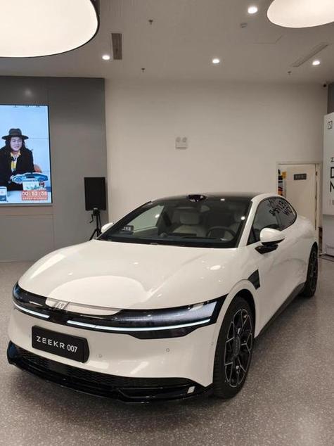 极氪汽车zeekr价格游戏截图