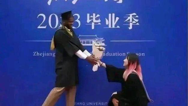 校花成为黑鬼留学生伴读