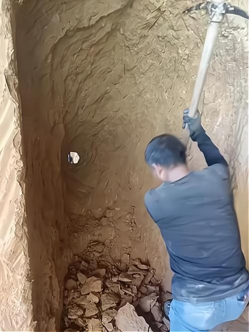 人工挖山洞视频